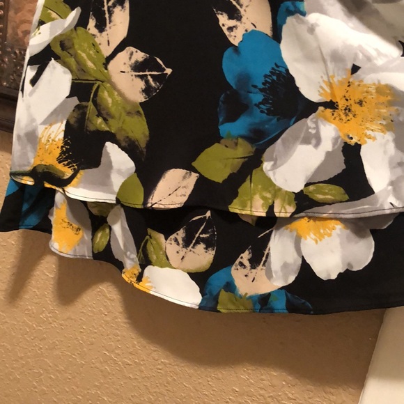NWOT Worthington Flowy Flowered Top. Ties in the back. Beautiful rich colors. - Picture 6 of 15